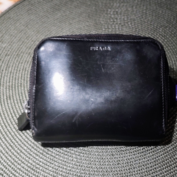 Vintage Prada leather wallet w zipper. Pre-owned, good condition, clean. - Picture 15 of 16